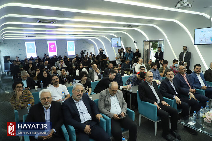 تجلیل از نفرات برتر کنکور 1402 در بیمه دی