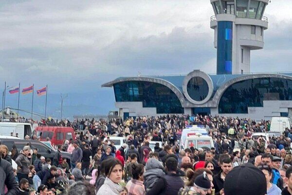 ازدحام ارامنه در فرودگاه قرهباغ برای ترک منطقه ازدحام ارامنه در فرودگاه قرهباغ برای ترک منطقه
