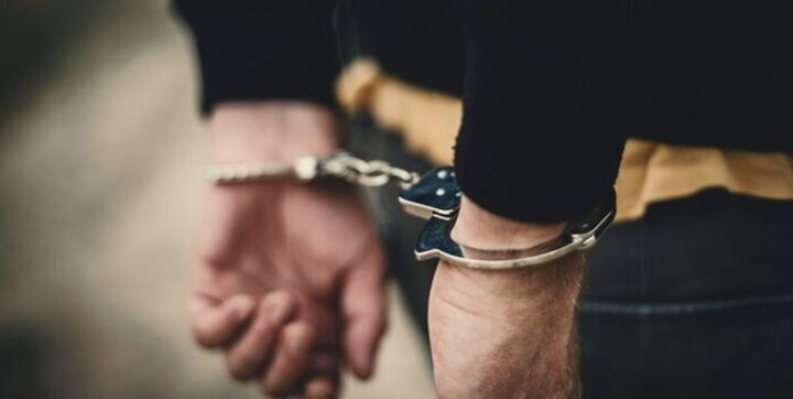 دستبند پلیس بر دستان سلبریتی‌های قمارباز