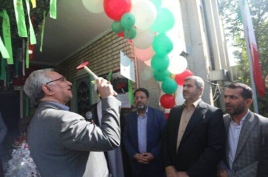 وزیر بهداشت زنگ دبیرستان شهید آوینی را نواخت وزیر بهداشت زنگ دبیرستان شهید آوینی را نواخت