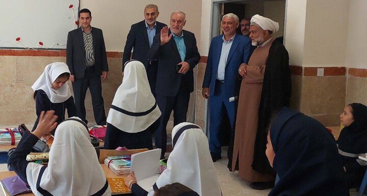 فخاری: پایه و ریشه انقلاب از مدرسه است فخاری: پایه و ریشه انقلاب از مدرسه است