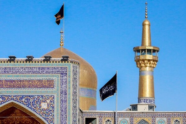 اهتزاز پرچم حرم امام عسکری (ع) در کنار پرچم گنبد منور رضوی