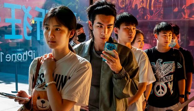 صفهای طولانی در چین برای خرید آیفون ۱۵ پیام مهمی در بر دارد صفهای طولانی در چین برای خرید آیفون ۱۵ پیام مهمی در بر دارد