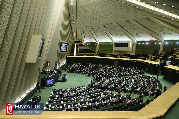 روز پر غائب مجلس/ غیبت یک سوم از نمایندگان مجلس در روزهای حساس بررسی برنامه هفتم
