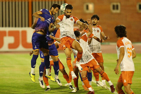 حمله به داور یک بازی را نیمه تمام کرد/ برد فجر و نفت و توقف سایپا حمله به داور یک بازی را نیمه تمام کرد/ برد فجر و نفت و توقف سایپا