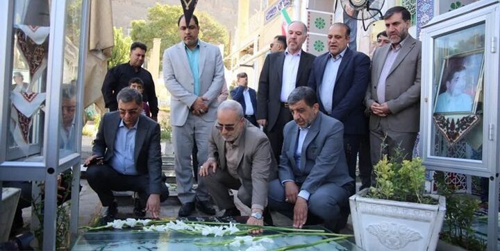 ادای احترام ضرغامی به سردار مقاومت در کرمان ادای احترام ضرغامی به سردار مقاومت در کرمان