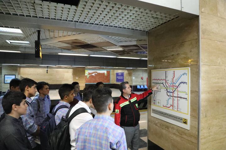 بهرهبرداری از ورودی جدید ایستگاه مترو جوادیه با حضور دانشآموزان بهرهبرداری از ورودی جدید ایستگاه مترو جوادیه با حضور دانشآموزان