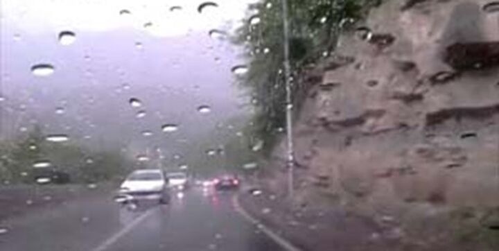 بارش پاییزی جادههای شمال را لغزنده کرد بارش پاییزی جادههای شمال را لغزنده کرد