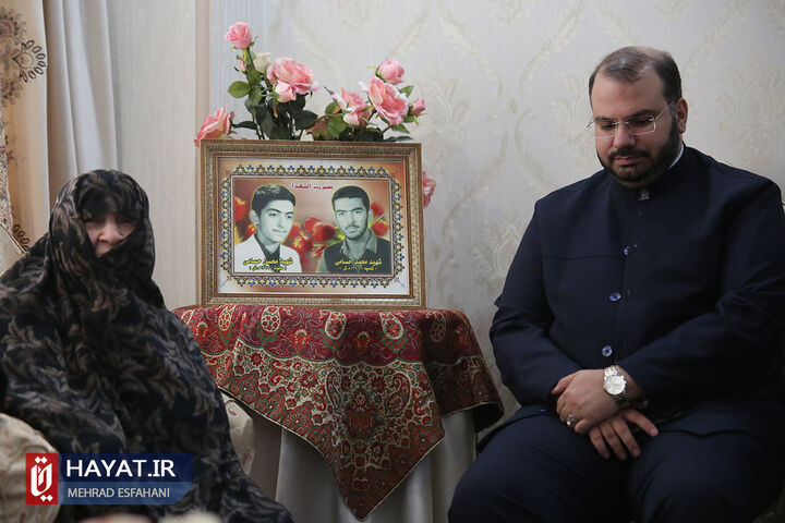 حضور دستیار رئیس جمهور در منزل شهیدان بهرام و شهرام حسامی
