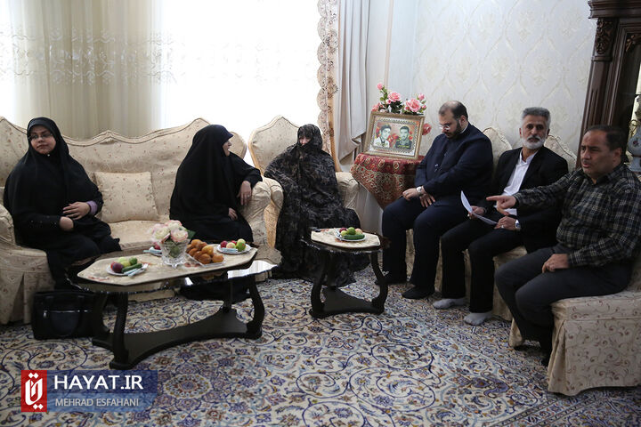 حضور دستیار رئیس جمهور در منزل شهیدان بهرام و شهرام حسامی