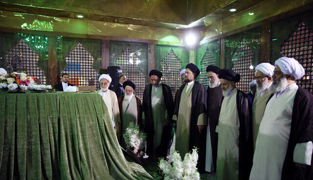 ادای احترام اعضای مجلس خبرگان به بنیانگذار انقلاب اسلامی ادای احترام اعضای مجلس خبرگان به بنیانگذار انقلاب اسلامی