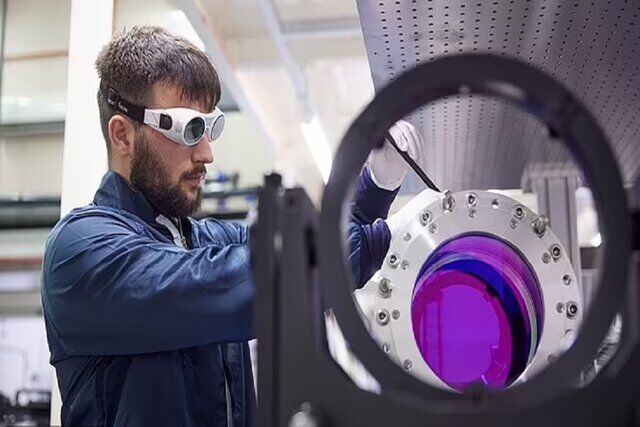 ساخت قویترین لیزر جهان توسط دانشمندان بریتانیایی ساخت قویترین لیزر جهان توسط دانشمندان بریتانیایی