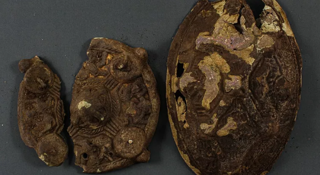 کشف گنج هزار ساله در حیاط خانه + عکس