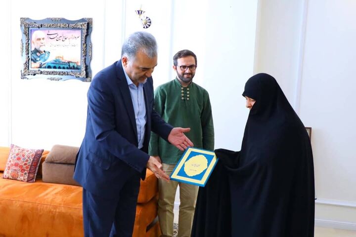 دیدار با خانواده شهدا باید به یکی از اصول مسئولیت اجتماعی سازمانها تبدیل شود دیدار با خانواده شهدا باید به یکی از اصول مسئولیت اجتماعی سازمانها تبدیل شود