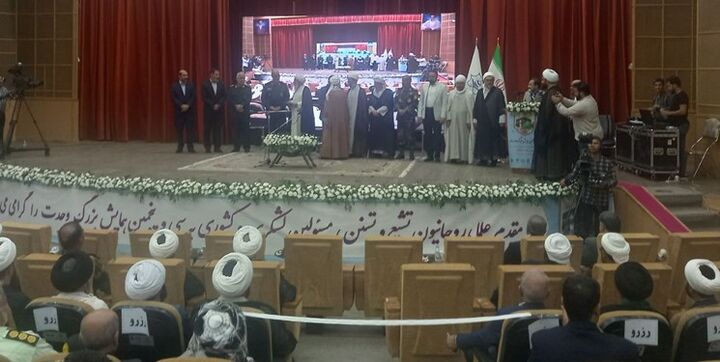 همایش بزرگ وحدت در کرمانشاه برگزار شد همایش بزرگ وحدت در کرمانشاه برگزار شد