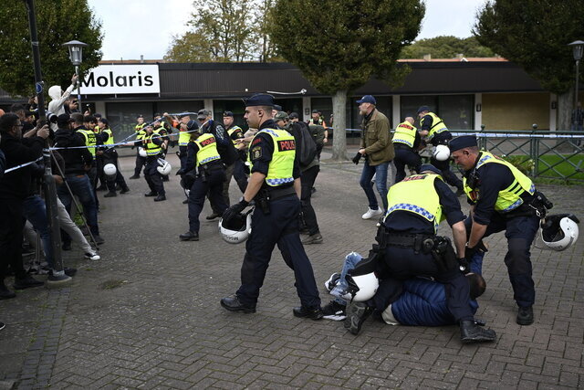 هتاکی دوباره به قرآن کریم در سوئد و حمله پلیس به معترضان
