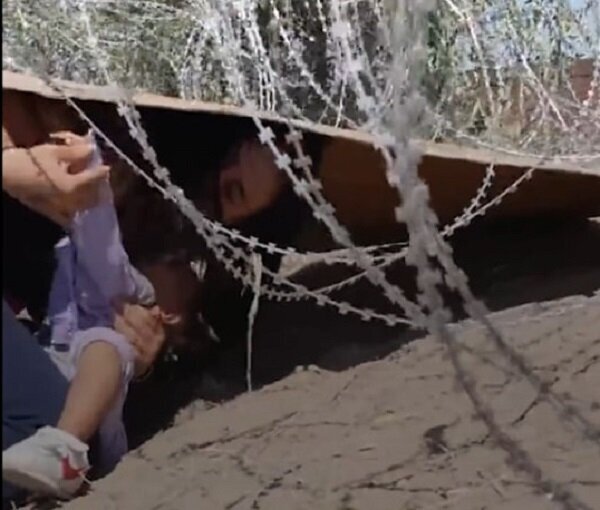 تلاش دلهره آور مادر و کودک ونزوئلایی برای عبور از مرز آمریکا+فیلم