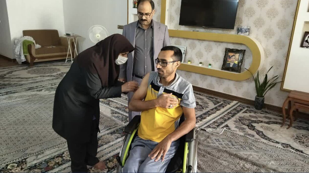 تزریق واکسن آنفولانزای رایگان به خانواده های معظم شهدا و جانبازان