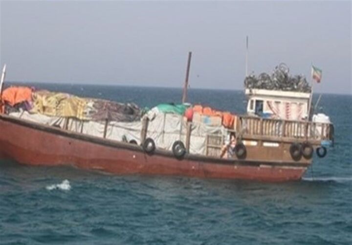 دو لنج متخلف و یک قایق غیرمجاز ترال در آب های جاسک توقیف شد