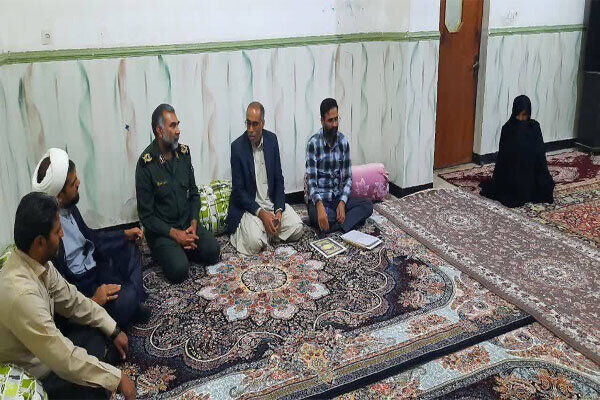 تجلیل از خانواده شهیدای اهل سنت در خاش تجلیل از خانواده شهیدای اهل سنت در خاش