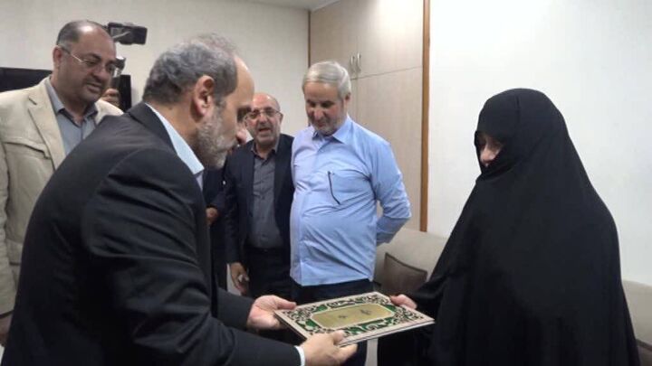 دیدار رییس رسانه ملی با خانواده سردار شهید در رشت دیدار رییس رسانه ملی با خانواده سردار شهید در رشت