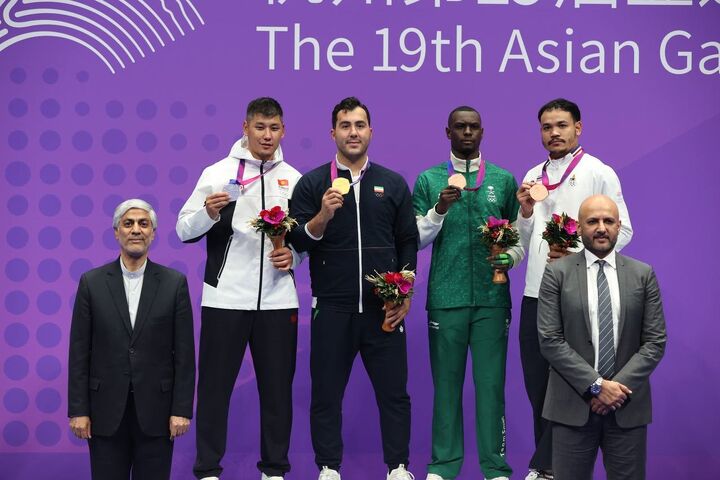 مدال طلا بر گردن گنج زاده مدال طلا بر گردن گنج زاده