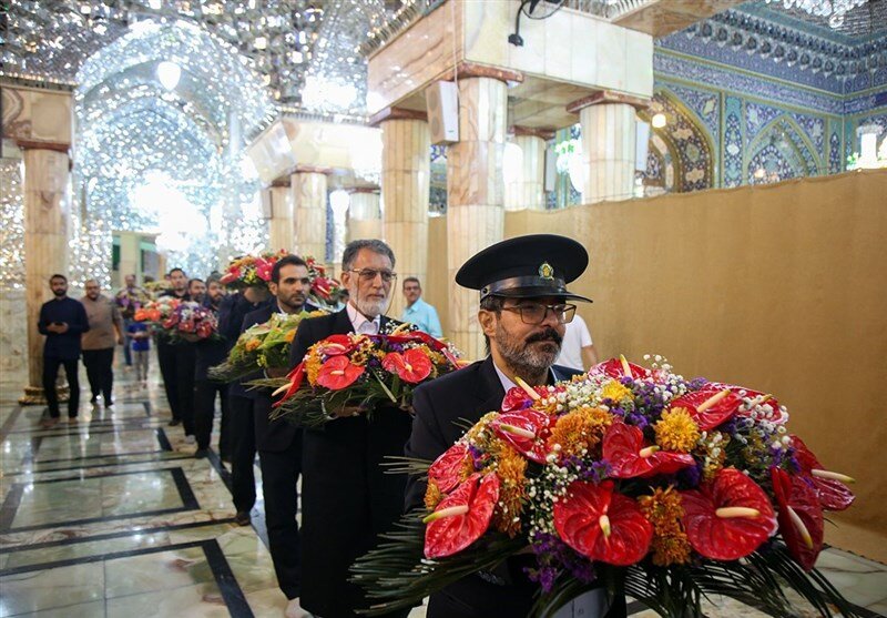 گلآرایی ضریح حرم بانوی کرامت در سالروز ورود حضرت معصومه(س) + تصاویر