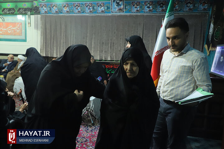 دیدار صمیمانه رئیس بنیاد شهید با خانوادگان شهدای منطقه 8 تهران