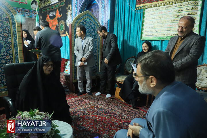 دیدار صمیمانه رئیس بنیاد شهید با خانوادگان شهدای منطقه 8 تهران