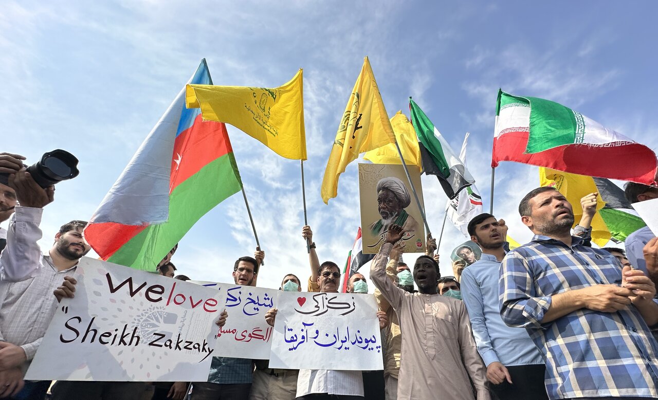 حضور پرشور مردم برای استقبال از شیخ زکزاکی در فرودگاه امام + عکس
