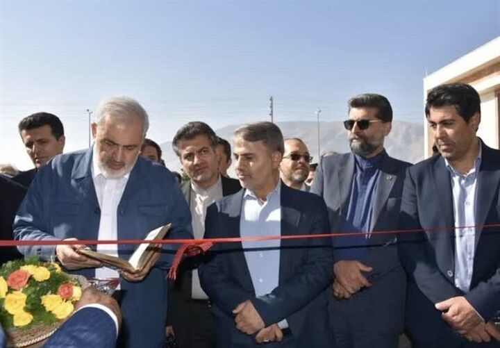 وزیر صنعت: به لایههای عمیق بومیسازی کاتالیسها دست یافتهایم/ حرکت به سمت کاهش خامفروشیها وزیر صنعت: به لایههای عمیق بومیسازی کاتالیسها دست یافتهایم/ حرکت به سمت کاهش خامفروشیها