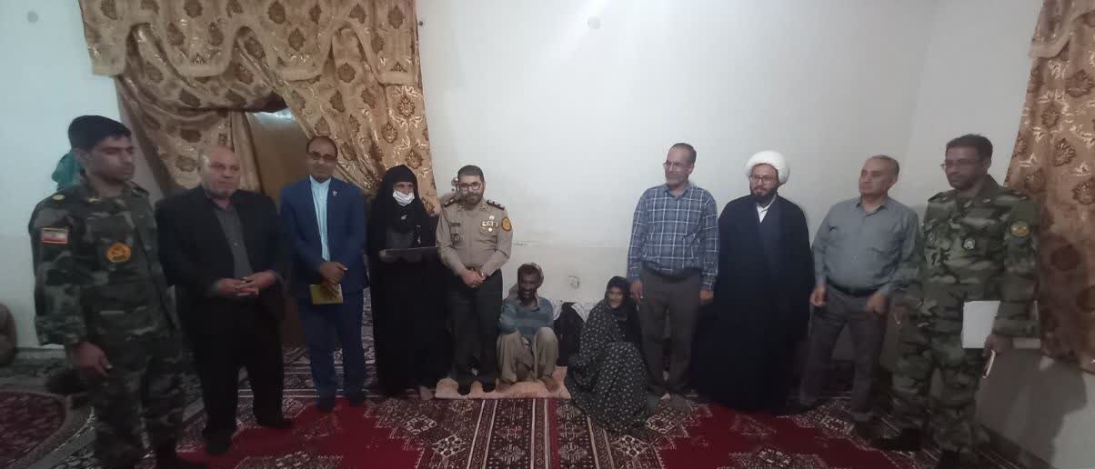 اهدای نشان ایثار و افتخار نیروی زمینی ارتش به مادر شهید سنچولی