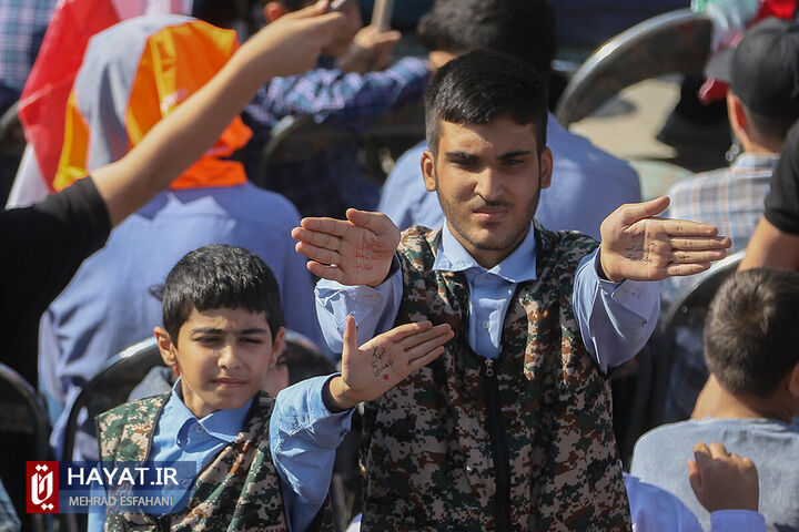 برای تجدید میثاق با امام راحل و شهدا  اینجا هستم برای تجدید میثاق با امام راحل و شهدا  اینجا هستم