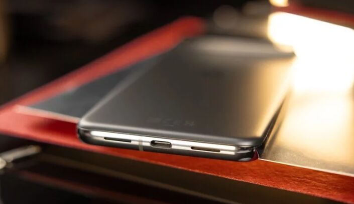 اندروید 14 امکان شنیدن صدای بیاتلاف از طریق پورت USB-C را فراهم میکند اندروید 14 امکان شنیدن صدای بیاتلاف از طریق پورت USB-C را فراهم میکند