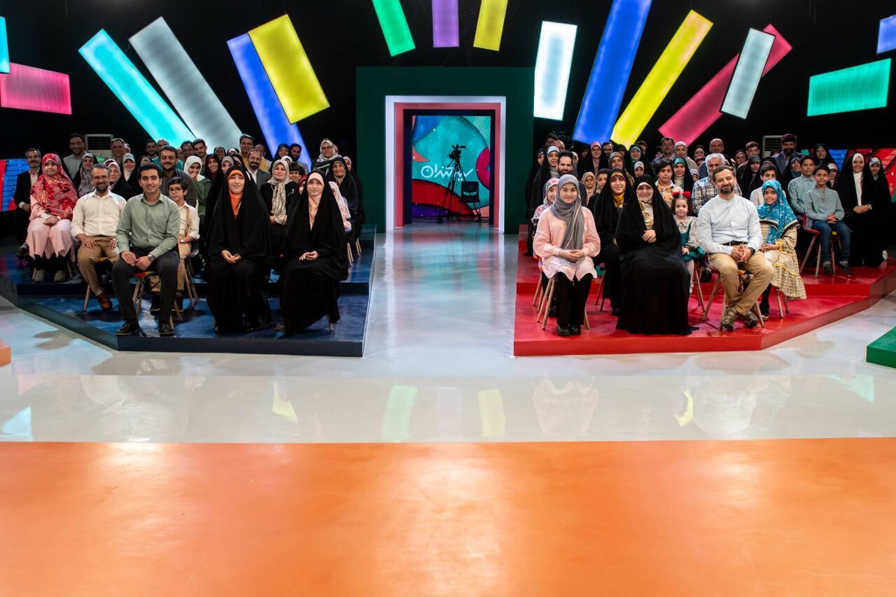 خاطرهگویی و نمایش، بخشهای اصلی «سید خندان» است