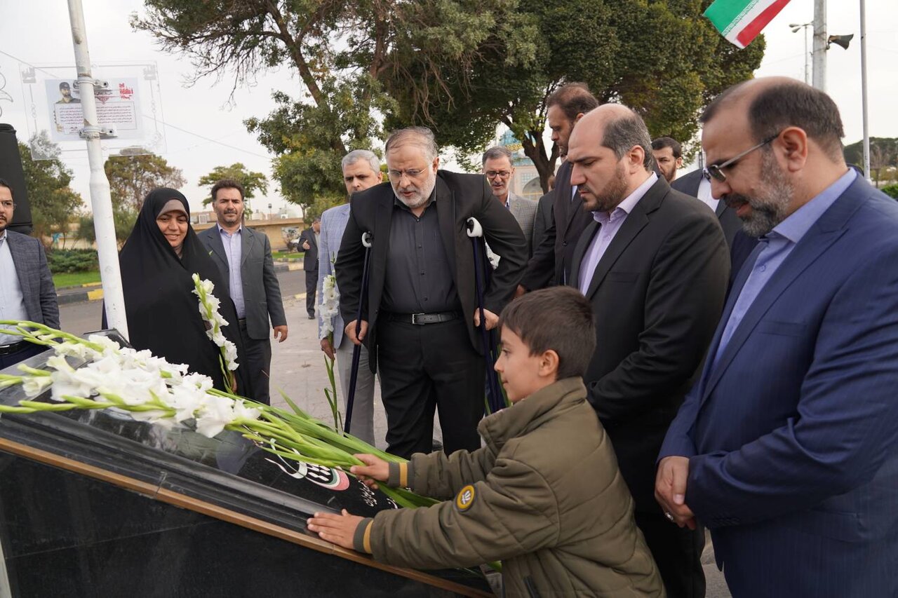 معاون اجرایی رئیس جمهور با اهداء شاخه گل و قرائت فاتحه به مقام شامخ شهدای قزوین ادای احترام کرد+ عکس