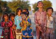 توزیع پوشک‌ بین کودکان مناطق محروم جهت کمک به اقتصاد خانواده