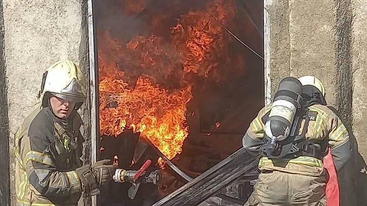 حریق گسترده در انبار تولید چسب به وسعت ۳۰۰ متر +فیلم حریق گسترده در انبار تولید چسب به وسعت ۳۰۰ متر +فیلم