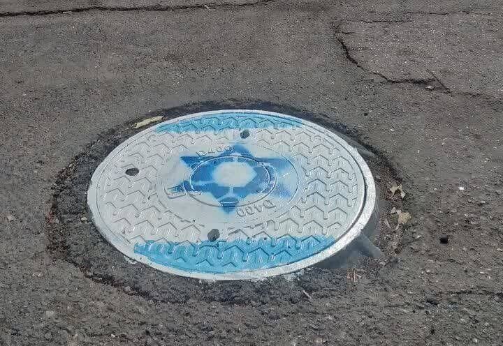 دریچههای فاضلاب بوشهر به رنگ پرچم رژیم صهیونیستی درآمد دریچههای فاضلاب بوشهر به رنگ پرچم رژیم صهیونیستی درآمد