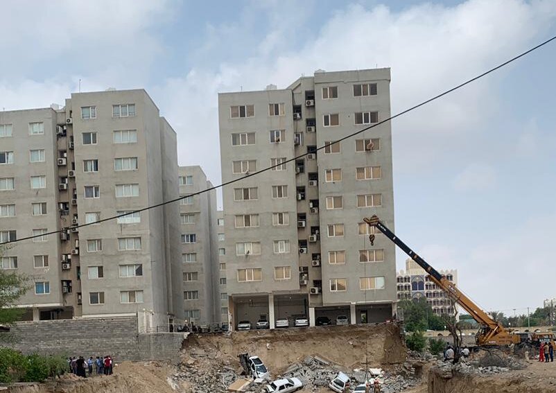 حادثه ریزش دیوار و پارکینگ مجتمع مسکونی در بندرعباس +عکس