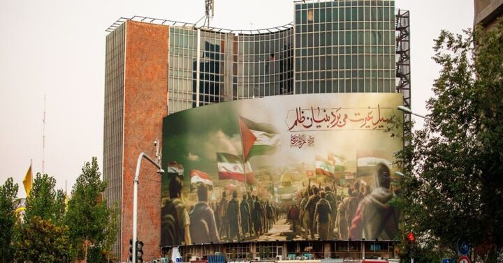 «سیل غیرت» در دیوارنگاره میدان ولی‌عصر(عج) تهران نقش بست