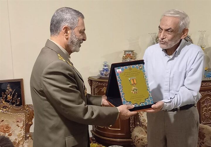 اعطای نشان فداکاری ارتش به امیر طوطیایی اعطای نشان فداکاری ارتش به امیر طوطیایی