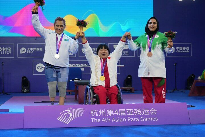 مدال برنز پاراوزنه برداری بر گردن آقایی مدال برنز پاراوزنه برداری بر گردن آقایی