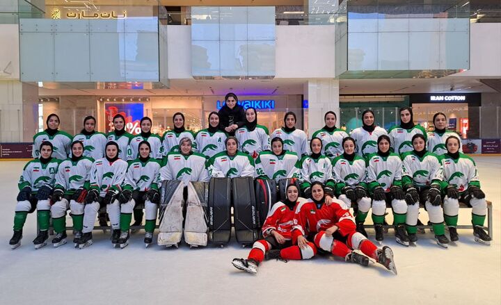 سُر خوردن سفارت لهستان روی پیست آیس هاکی! سُر خوردن سفارت لهستان روی پیست آیس هاکی!