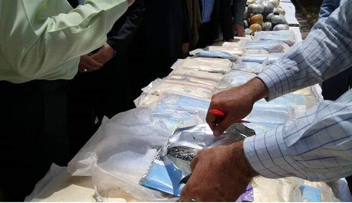 کشف حدود یک تن مواد مخدر و ۲۶۰ میلیارد انواع کالای قاچاق در استان مرکزی کشف حدود یک تن مواد مخدر و ۲۶۰ میلیارد انواع کالای قاچاق در استان مرکزی