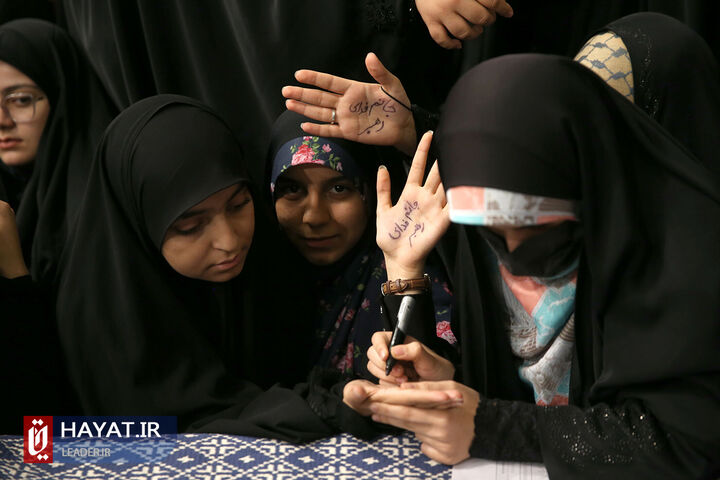 دیدار هزاران نفر از دانش آموزان و دانشجویان با رهبر انقلاب