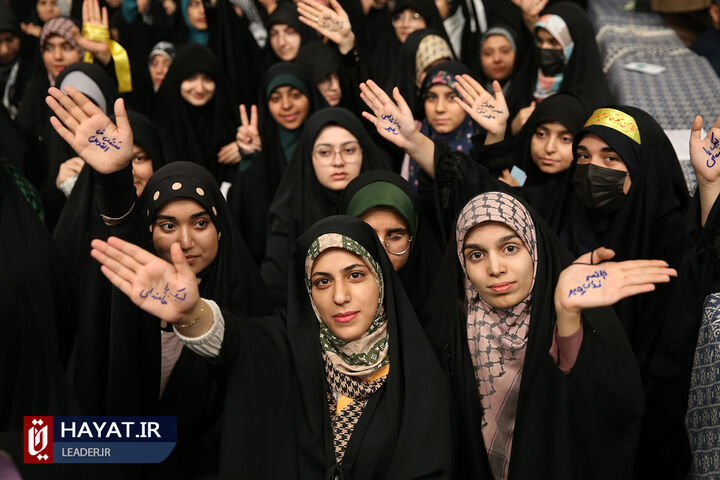 دیدار هزاران نفر از دانش آموزان و دانشجویان با رهبر انقلاب