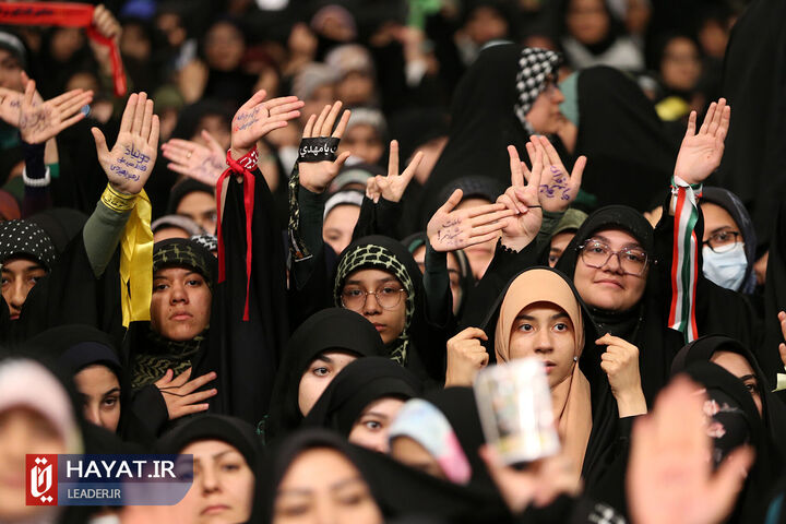 دیدار هزاران نفر از دانش آموزان و دانشجویان با رهبر انقلاب