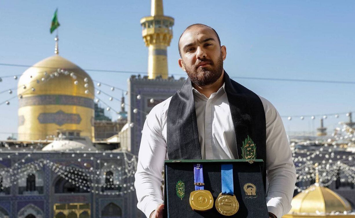 قهرمان کشتی جهان مدالش را به موزه آستان قدس رضوی اهدا کرد +عکس
