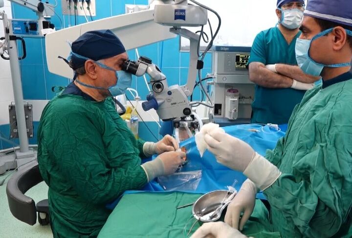 برگ سبزی از حاشیه سفر رئیس جمهور؛ چشمانی که به دست وزیر بینا شد برگ سبزی از حاشیه سفر رئیس جمهور؛ چشمانی که به دست وزیر بینا شد